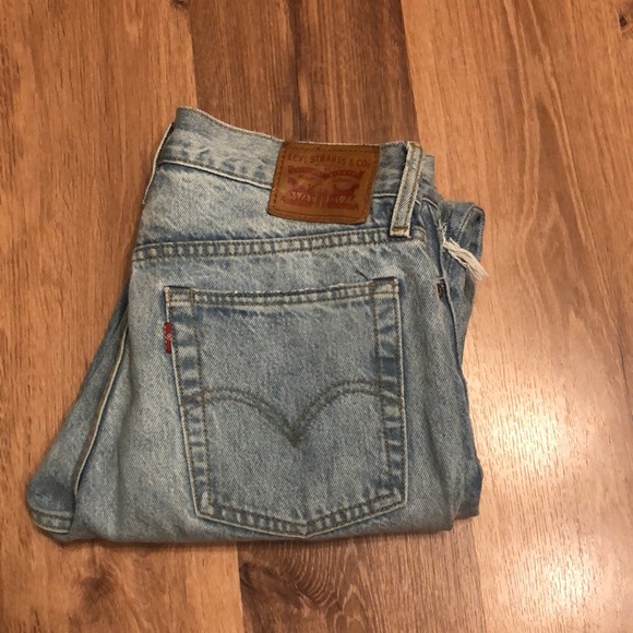 Light wash distressed Levi’s jeans - Picture 7 of 7